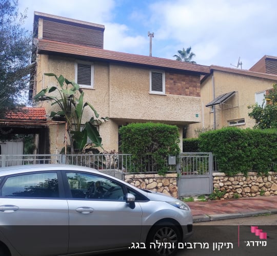 גג רעפים חום על בית דו קומתי